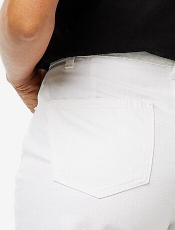 Short taille haute en jean avec 4 poches plaquées
