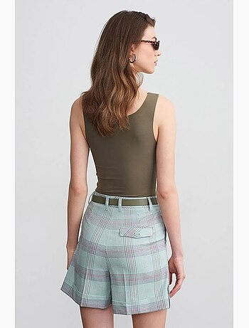 Short tailleur à carreaux, taille haute et ceinture dilvin