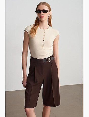 Short tailleur à taille haute et ceinture dilvin