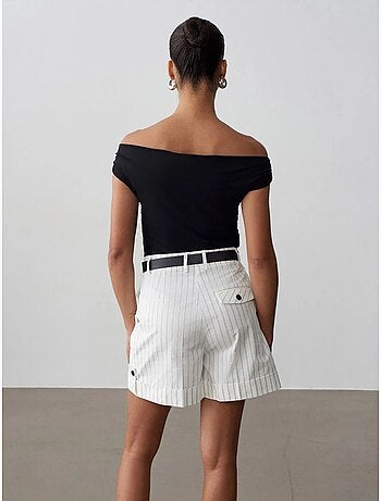 Short tailleur rayé à taille haute et ceinture dilvin