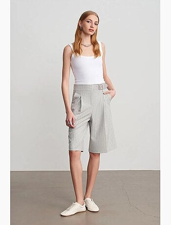 Short tailleur rayé à taille haute et ceinture dilvin