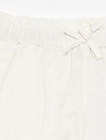 Short uni avec nœud fantaisie