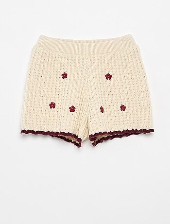 Short van haakwerk met geborduurde details