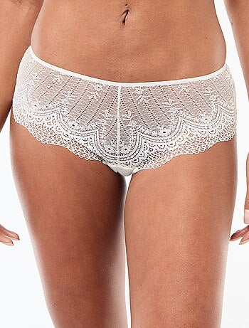 Shorty en dentelle avec bijou doré