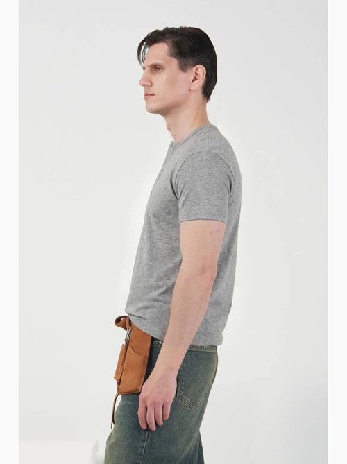 Slim fit t-shirt met ronde hals en knoopsluiting giesto - Kiabi Slim fit t-shirt met ronde hals en knoopsluiting giesto - Kiabi