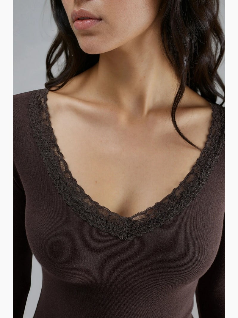 Slim-fit v-halsblouse met kanten detail busem Donkerbruin - Kiabi