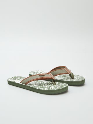 Slippers met print en stoffen riempjes