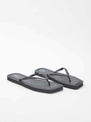 Slippers met vierkante neus en glanzende details