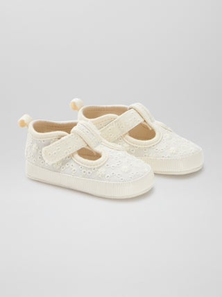 Slofjes met broderie anglaise | Sneakermodel