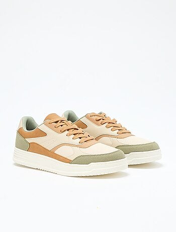 Sneakers met driekleurige inzetstukken