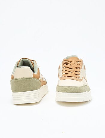 Sneakers met driekleurige inzetstukken
