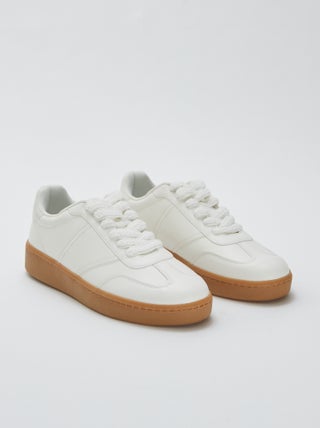 Sneakers met gevlochten veters