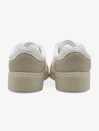 Sneakers met veters