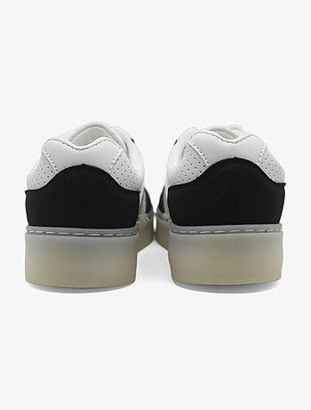 Sneakers met veters
