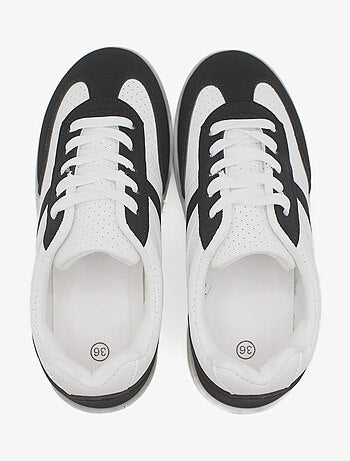 Sneakers met veters