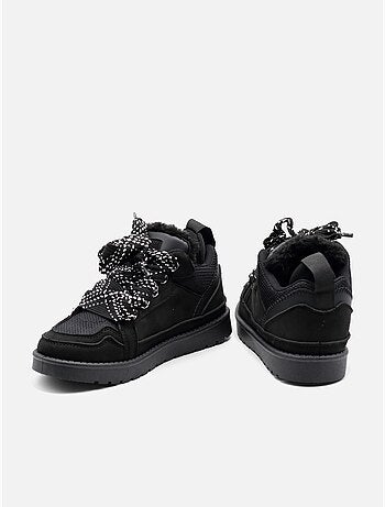 Sneakers met veters