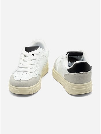 Sneakers met veters
