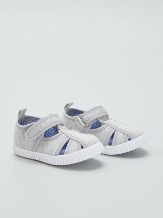 Stoffen sandalen met gesloten tip