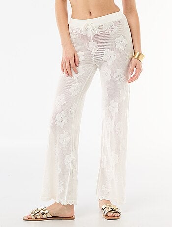 Strandbroek met bloemenhaakwerk