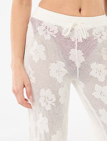 Strandbroek met bloemenhaakwerk