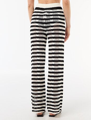 Strandbroek van gehaakte stof