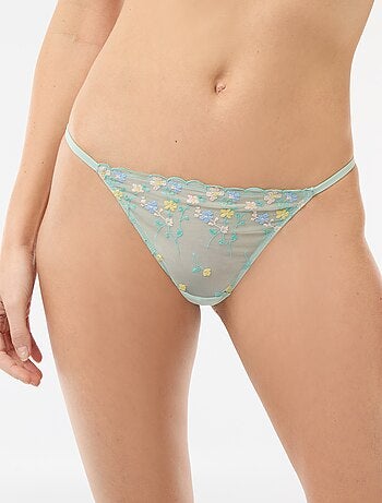 String met beugel van geborduurde tule