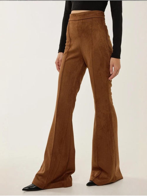 Suède broek met hoge taille en wijde pijpen en plooien hiccup - Kiabi Suède broek met hoge taille en wijde pijpen en plooien hiccup - Kiabi