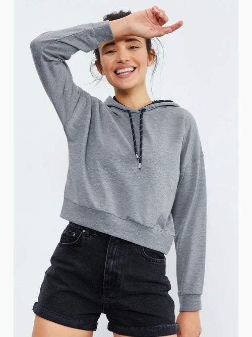 Sweat à capuche coupe décontractée avec lien tommy - Kiabi Sweat à capuche coupe décontractée avec lien tommy - Kiabi