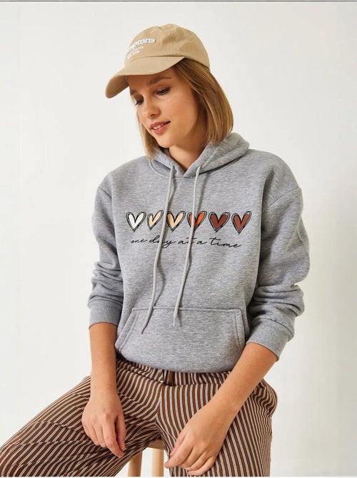 Sweat-shirt à capuche à triple fil brossé et imprimé cœur lucci - Kiabi Sweat-shirt à capuche à triple fil brossé et imprimé cœur lucci - Kiabi
