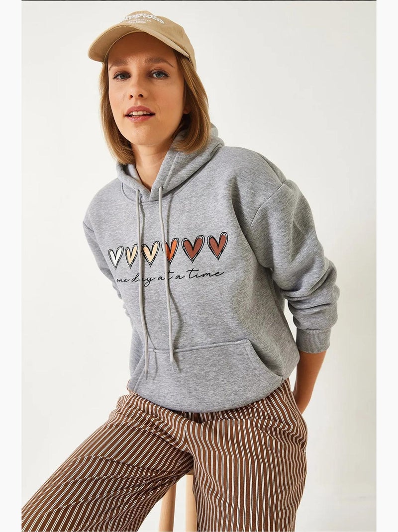 Sweat-shirt à capuche à triple fil brossé et imprimé cœur lucci Gris - Kiabi