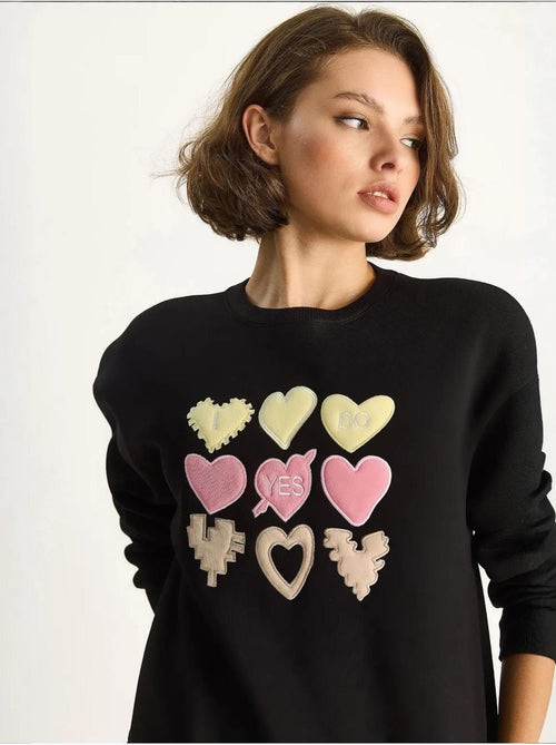 Sweat-shirt à col rond et coupe décontractée avec écusson cœur lucci - Kiabi Sweat-shirt à col rond et coupe décontractée avec écusson cœur lucci - Kiabi