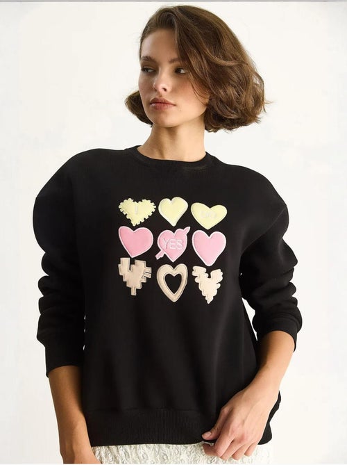 Sweat-shirt à col rond et coupe décontractée avec écusson cœur lucci - Kiabi Sweat-shirt à col rond et coupe décontractée avec écusson cœur lucci - Kiabi
