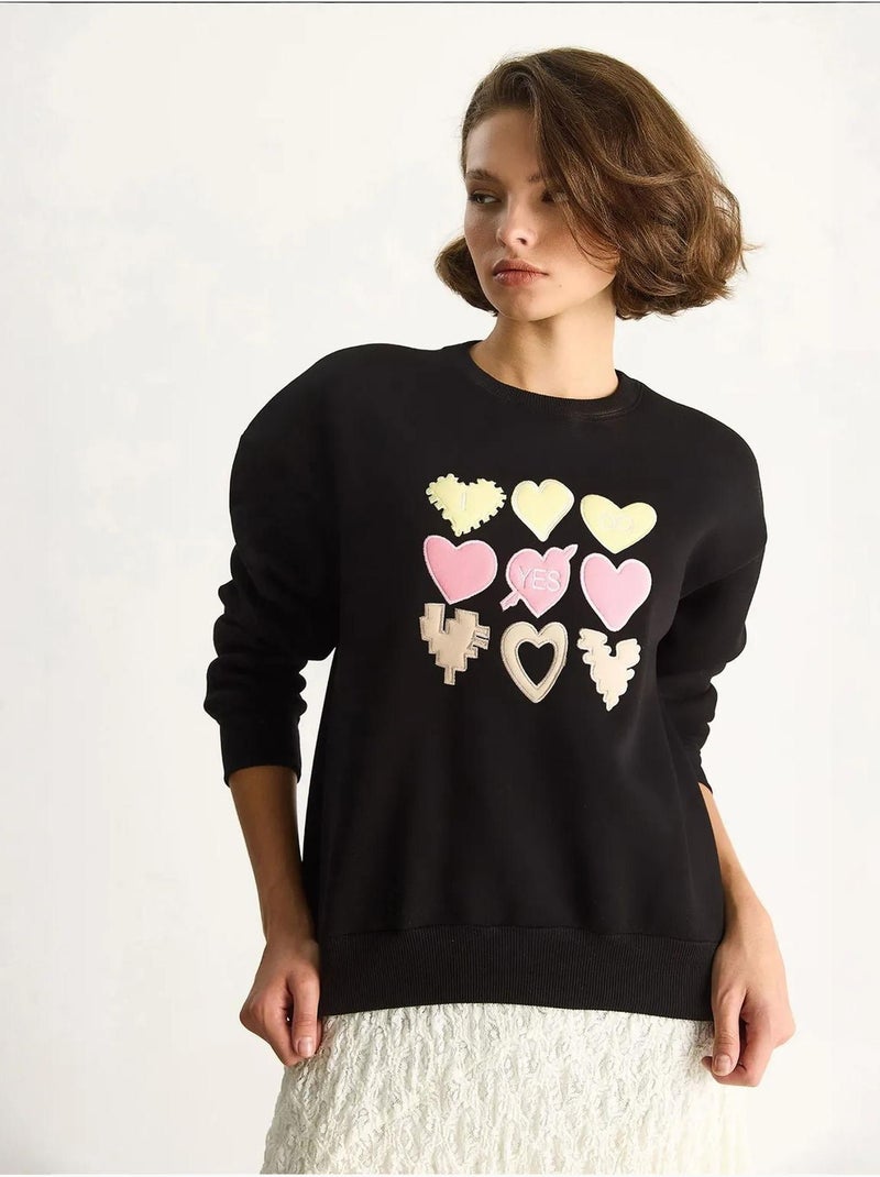 Sweat-shirt à col rond et coupe décontractée avec écusson cœur lucci Noir - Kiabi