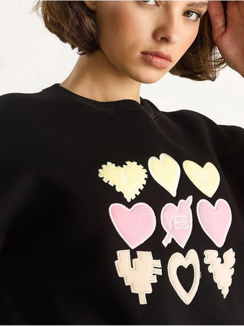 Sweat-shirt à col rond et coupe décontractée avec écusson cœur lucci Noir - Kiabi