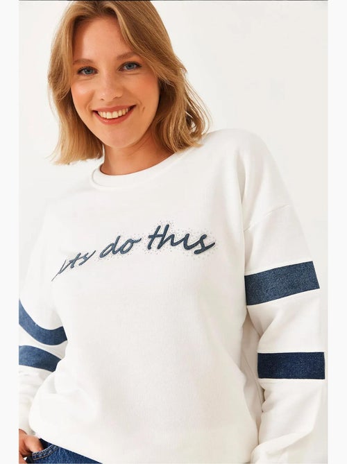 Sweat-shirt en denim rayé orné de pierres lucci - Kiabi Sweat-shirt en denim rayé orné de pierres lucci - Kiabi