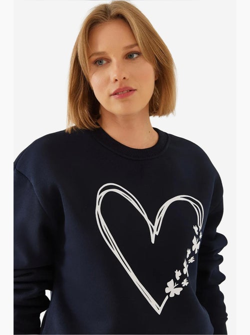 Sweat-shirt ras du cou en fil brossé imprimé cœur lucci - Kiabi Sweat-shirt ras du cou en fil brossé imprimé cœur lucci - Kiabi
