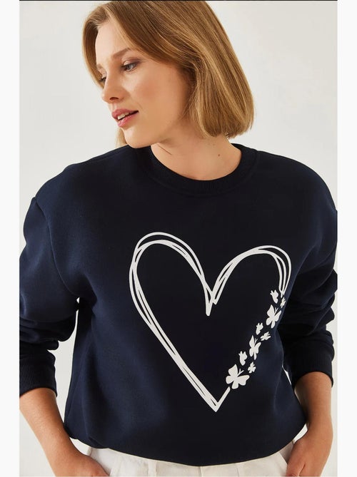 Sweat-shirt ras du cou en fil brossé imprimé cœur lucci - Kiabi Sweat-shirt ras du cou en fil brossé imprimé cœur lucci - Kiabi