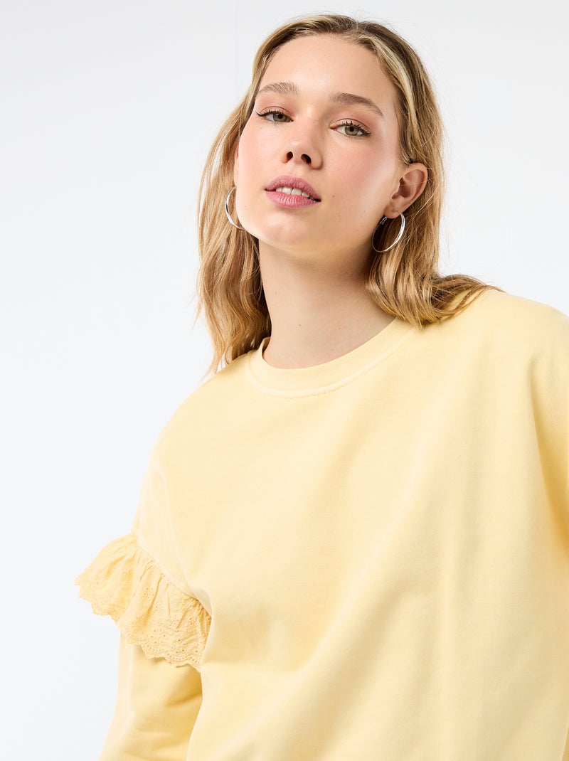 Sweat uni avec volants en borderies anglaises sur les manches Jaune - Kiabi