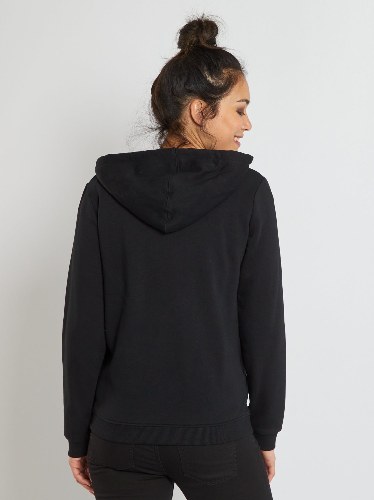 Pull noir capuche femme sale