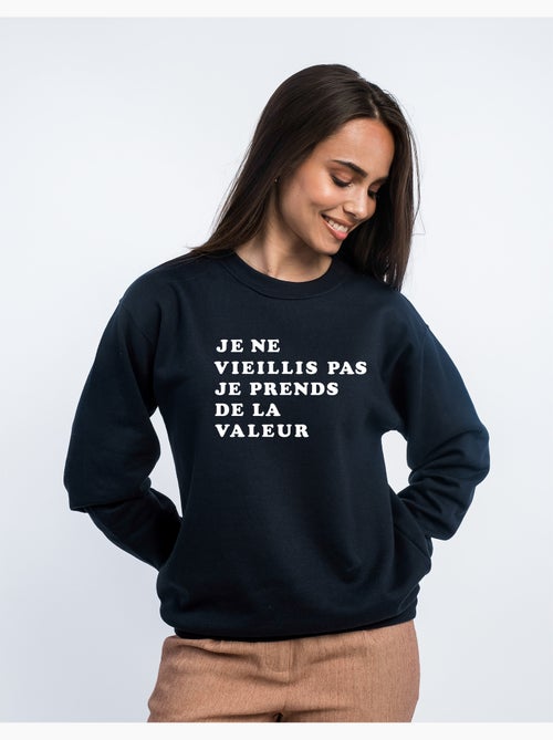 Sweater Dames - JE NE VIEILLIS PAS JE PRENDS DE LA VALEUR COLORE - Kiabi Sweater Dames - JE NE VIEILLIS PAS JE PRENDS DE LA VALEUR COLORE - Kiabi
