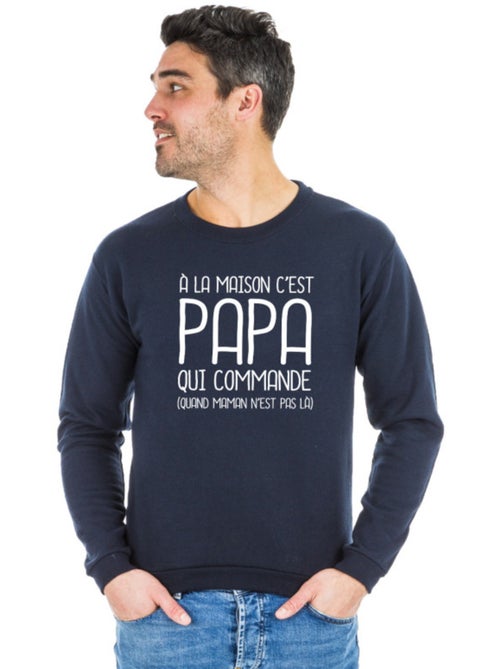 Sweater Man - A LA MAISON C'EST PAPA QUI COMMANDE 2 WAF - Kiabi Sweater Man - A LA MAISON C'EST PAPA QUI COMMANDE 2 WAF - Kiabi