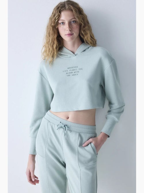 Sweatshirt léger à capuche avec détails côtelés penti - Kiabi Sweatshirt léger à capuche avec détails côtelés penti - Kiabi