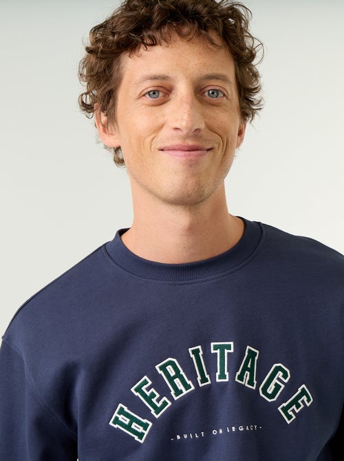Sweatshirt met geborduurde opschriften in sportieve stijl - Kiabi Sweatshirt met geborduurde opschriften in sportieve stijl - Kiabi