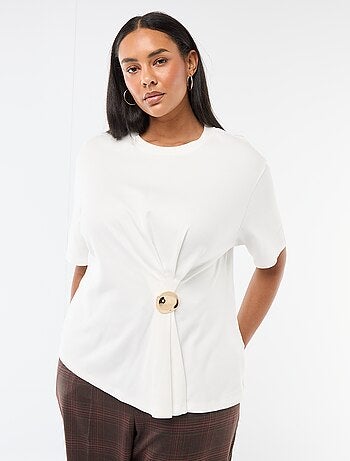 T-shirt à col rond drapé avec bijou fantaisie