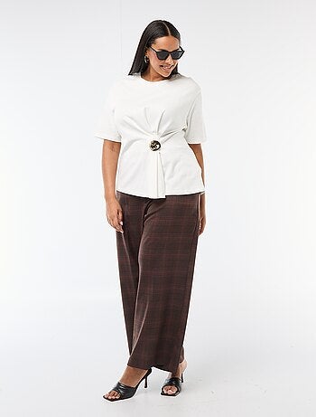 T-shirt à col rond drapé avec bijou fantaisie