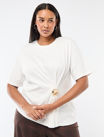 T-shirt à col rond drapé avec bijou fantaisie