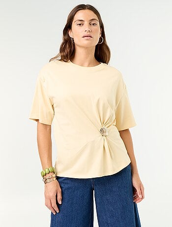 T-shirt à manches courtes avec bijou coquillage