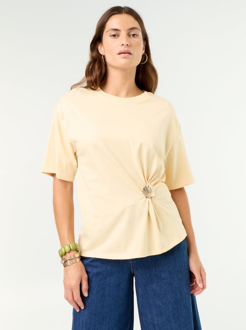 T-shirt à manches courtes avec bijou coquillage - Kiabi T-shirt à manches courtes avec bijou coquillage - Kiabi