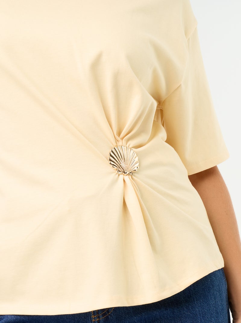T-shirt à manches courtes avec bijou coquillage Beige - Kiabi