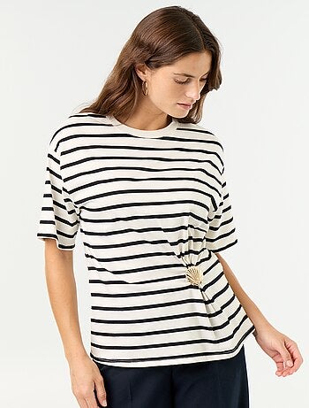 T-shirt à manches courtes avec bijou coquillage